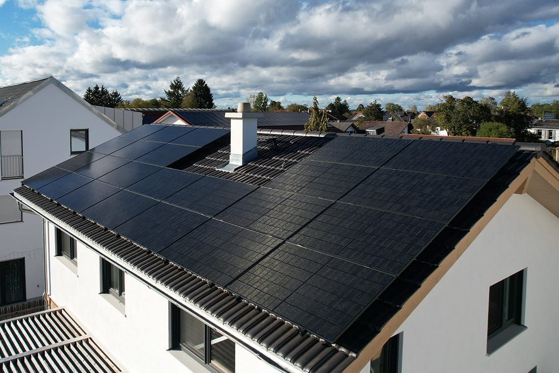 Photovoltaik-Anlage von AMPERIOS auf einem Dach eines Einfamilienhauses AMPERIOS_Photovoltaik_Haus.jpg